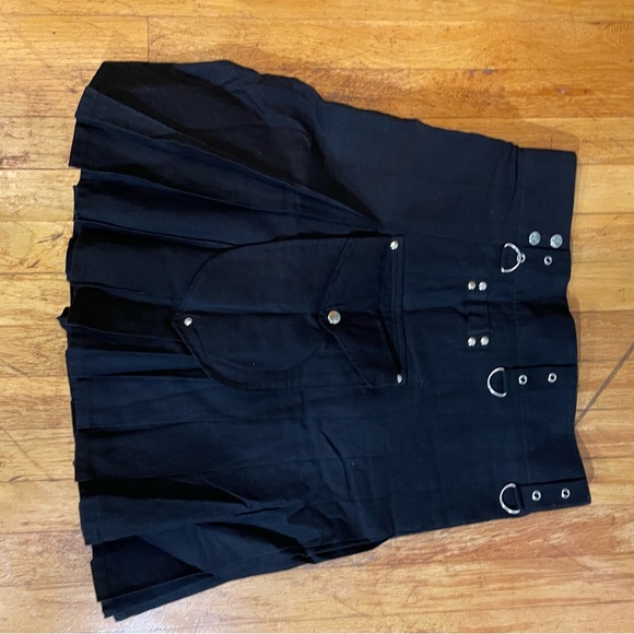 Black kilt with chrome details - Picture 3 of 3